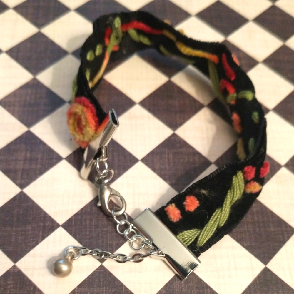 Velvet Embroidered bracelet - Picture 3 of 5